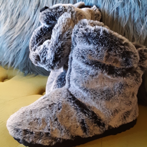 Kohl's Shoes - NWOT FAUX FUR LUG-BOTTOM SLIPPERS